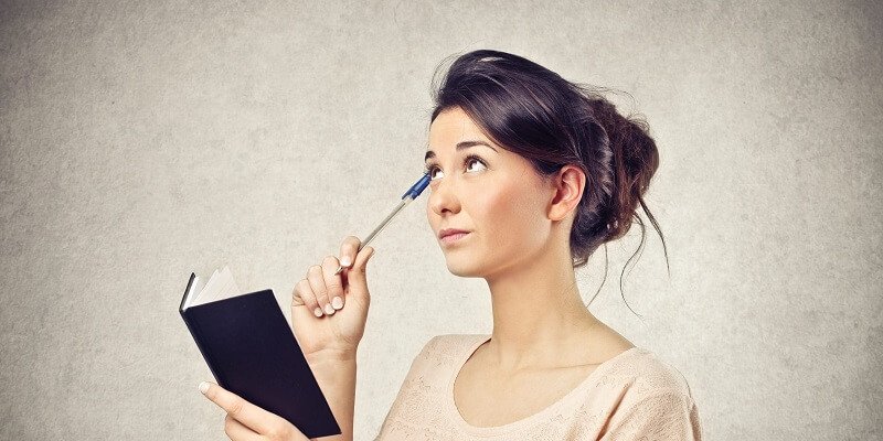 Думает над загадкой